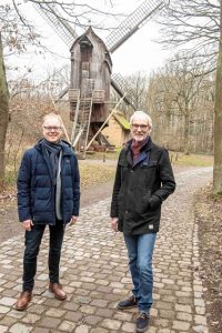 Dr. Carsten Vorwig (links) ist der neue Leiter des LVR-Freilichtmuseums Kommern. Dr. Josef Mangold geht in den Ruhestand.. Bild: LVR