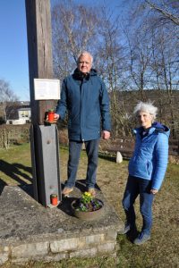 Das Ehepaar Wolfgang und Elke Röhrig kümmert sich mit Hilfe einiger Mitstreiter aus der Nachbarschaft um die Erhaltung des Kreuzes und um die Pflege der Gedenkstätte. Foto: Reiner Züll