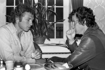 Im August 1971 logierten die Formel-1-Piloten Jackie Stewart, Francois Cevert und Emerson Fittipaldi bei Rennen auf dem Nürburgring in der Burg Dalbenden. Am Morgen vor dem WM-Rennen wurde in Urft noch ausgiebig gefrühstückt. Foto: Reiner Züll
