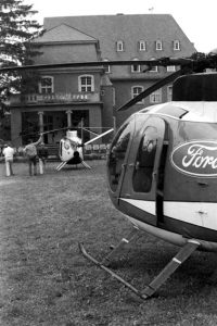 Im Park der Burg Dalbenden standen die Helikopter bereit, um die Formel-1-Fahrer zum Nürburgring zu fliegen. Bild: Reiner Züll