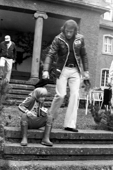 Nach dem Frühstück scherzte Jackie Stewart mit Rolf Levens Sohn, der auf der Treppe zum Burgpark saß. Foto. Reiner Züll: