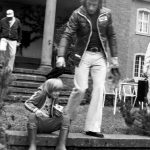 Nach dem Frühstück scherzte Jackie Stewart mit Rolf Levens Sohn, der auf der Treppe zum Burgpark saß. Foto. Reiner Züll: