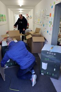 Am schulfreien Tag hatten die Anlieferer viel Platz, um die neuen Luftfilter auszupacken und zu installieren. Bild: Michael Thalken/Eifeler Presse Agentur/epa