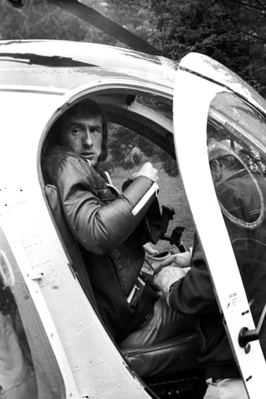 Da wusste er noch nicht, dass er den Großen Preis von Deutschland gewinnt und im gleichen Jahr Weltmeister wird. Formel-1-Pilot Jackie Stewart zwängt sich in den engen Hubschrauber, der ihn zum Nürburgring bringt. Foto: Reiner Züll