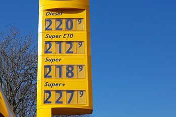 Schock an der Tankstelle: Die aktuellen Kraftstoffpreise tun mehr weh als ein Zahnarztbesuch, sagt Landtagsabgeordneter Klaus Voussem. Symbolbild: Kira Eden/epa