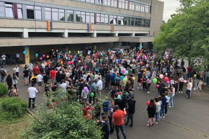 Schüler und Schülerinnen des Emil-Fischer-Gymnasiums haben zum Tag gegen Homophobie symbolisch 400 bunte Luftballons in die Luft steigen lassen. Foto: C.Lawlor/Kreis Euskirchen