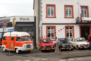 Auf dem Gelände des Autohauses Hück werden beim Treffen am Sonntag, 26. Juni, wieder zwischen 60 und 70 alte Renault-Schätzchen erwartet. Foto: Hück 