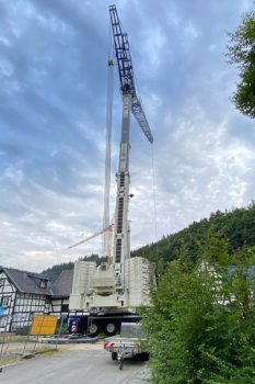 Für die Verlegung der Stahlverbundträger musste ein 700 Tonnen-Mobilkran anrücken. Bild: Kerstin Wielspütz/Stadt Schleiden