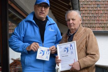 Norbert Pützer vom NABU Euskirchen hat Jakob Raths für sein schwalbenfreundliches Haus ausgezeichnet. Foto: Awin Neuer