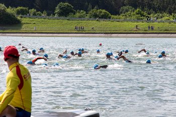 Gut abgesichert von der DLRG starteten die Schwimmerinnen und Schwimmer bei angenehmen 21 Grad Wassertemperatur im Freilinger See. Bild: Tameer Gunnar Eden/Eifeler Presse Agentur/epa