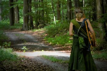 Eine Märchenerzählerin erzählt im Wald Märchen für Erwachsene. Bild: Udo Steinert