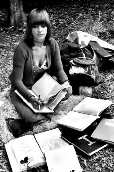 Das Skript-Girl verrichtete seine Arbeit bei den Dreharbeiten auf dem Waldboden des Kermeter. Mittendrin das Drehbuch von Bernd Schroeder. Foto: Reiner Züll