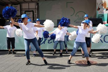 Die Tanzgruppe der NEW begeisterte mit einigen flotten Choreografien. Bild: Michael Thalken/Eifeler Presse Agentur/epa