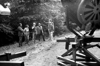 Jung-Regisseur Regisseur Wolfgang Petersen (Hintergrund Mitte) gibt seinem Film-Team Anweisungen für die nächtlichen Dreharbeiten im Kermeter. Foto: Reiner Züll