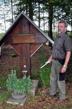 Ein Kreuz im Krekeler Wald erinnert an den Absturz vor 50 Jahren. Ortsvorsteher Hans Dieter Schäfer erinnert sich noch gut an den Riesenlärm, den das Flugzeug vor dem Absturz machte. Bild: Reiner Züll