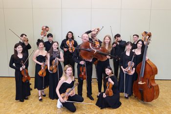 Das Euregio Chamber Orchestra ist auch für die gute Sache tätig und spielt für von der Flut Betroffene in der Marienschule Euskirchen. Foto: Konzertdirektion Koltun gUG