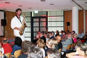 Martin „Mäete“ Frings überzeugte mit seinem Saxophon-Spiel. Bild: Michael Thalken/Eifeler Presse Agentur/epa