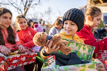 Bedürftige Kinder glücklich machen kann man mit „Weihnachten im Schuhkarton“. Foto: Samaritan’s Purse