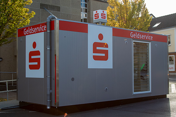 Übergangsweise steht in Mechernich eine Containerlösung mit zwei Geldautomaten sowie zwei SB-Terminals zur Verfügung. Bild: Tameer Gunnar Eden/Eifeler Presse Agentur/epa
