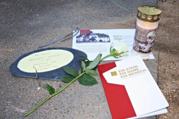 Der Stolperstein für den 1942 ermordeten Hermann Nathan fehlt seit der Flutnacht und soll ersetzt werden. Foto: Alice Gempfer/Gemeinde Kall