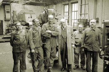 Einen Tag vor der endgültigen Schließung des Eisenwerks Mauel im Jahr 1966 ließ Dipl.-Ing. Artur Carell (im Kittel) sich mit seinen letzten Getreuen von Fotograf Peter Felten ablichten.