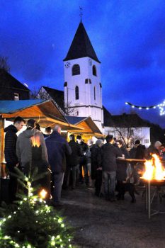 Vor der Gaststätte sorgen Imbiss- und Glühweinstände für abendliche Adventsstimmung im Schatten der Pfarrkirchen. Foto: Reiner Züll