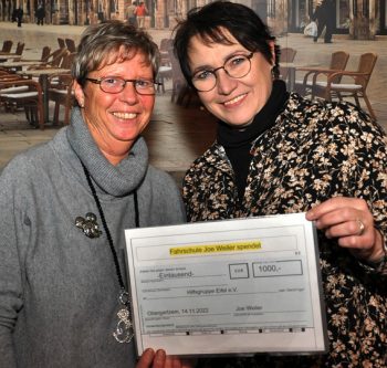 Eine Spende der Kommerner Fahrschule Jo Weiler über 1000 Euro übergab Pia Benz (rechts) an Hilfsgruppen-Mitglied Kerstin Tampier. Foto: Reiner Züll