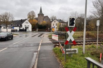 Aufgrund von Sanierungsarbeiten am Bahnübergang in Sötenich gibt es eine Vollsperrung. Foto: Christian van Dam