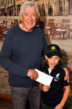Der zehnjährige Nico Schruff aus Nettersheim bekam für seine Spende von 288,40 Euro einen besonderen Beifall von Willi Greuel. Foto: Reiner Züll