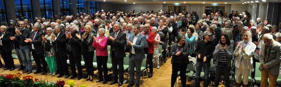 Beim elften Konzert des Landespolizeiorchesters NRW war der Kursaal bis auf den letzten Platz besetzt. Das Publikum spendete dem Ensemble stehenden Applaus. Foto: Reiner Züll