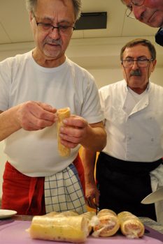Mit der Herstellung der Räucherlachs-Crêpes-Röllchen hatte Willi Poth die Gourmets mit einer anspruchsvollen Aufgabe betraut. Foto: Reiner Züll