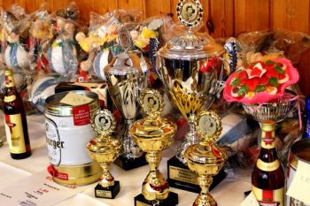 Bei den Kaller Schocker-Meisterschaften ist der Tisch mit Pokalen und Sachpreisen stets reichlich gedeckt. Foto: Reiner Züll