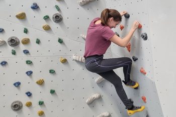 Mit Spaß an der Wand und den Alltag drumherum vergessen: Janina an der Boulderwand. Bild: Tameer Gunnar Eden/Eifeler Presse Agentur/epa