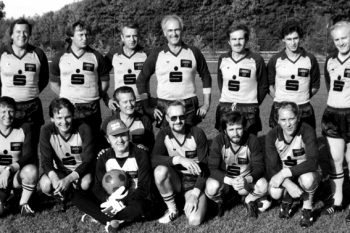 Nach seiner Profi-Karriere kickte Weltmeister Heinz Flohe (hinten, 2. von links) eine zeitlang in der Landrat-Linden-Elf mit. Foto: Reiner Züll