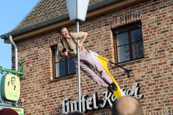 Noah Chorny vom Vertical Theater benötigt nur eine Laterne, um seine Akrobatik zu zeigen. Bild: LVR