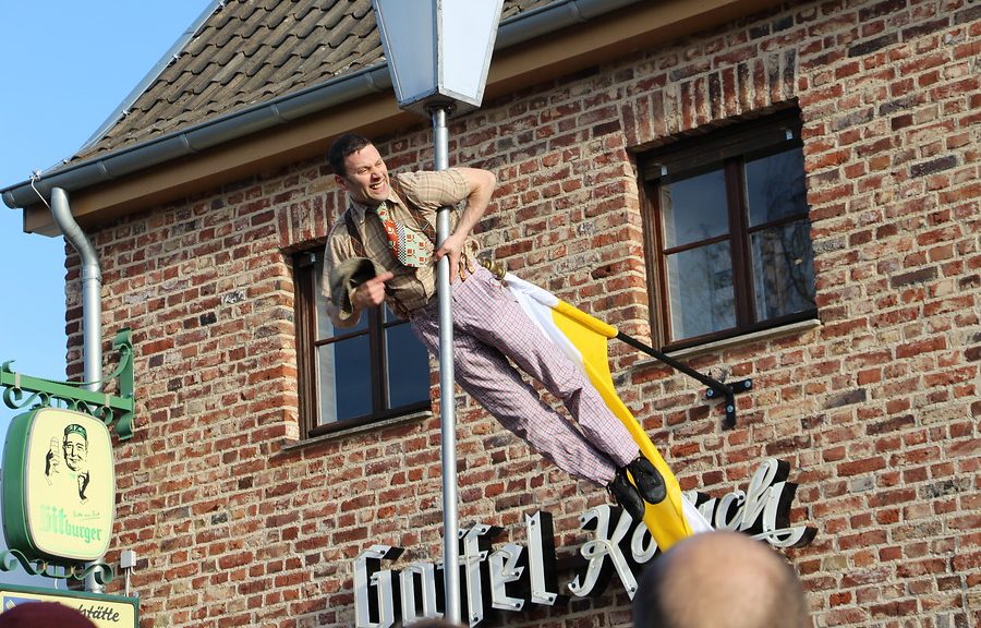 Noah Chorny vom Vertical Theater benötigt nur eine Laterne, um seine Akrobatik zu zeigen. Bild: LVR