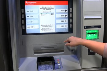 Aus Sicherheitsgründen werden die Geldautomaten im Sparkassenzentrum in einen gegenüberliegenden Pavillon verlegt. Symbolbild: Tameer Gunnar Eden/Eifeler Presse Agentur/epa