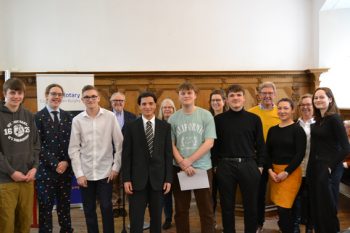 Glückliche Gesichter, bei den jungen Teilnehmerinnen und Teilnehmern, der prominent besetzten Jury sowie den Mitgliedern und Mitgliederinnen der Rotary-Clubs Euskirchen und Euskirchen-Burgfey. (Foto: privat)