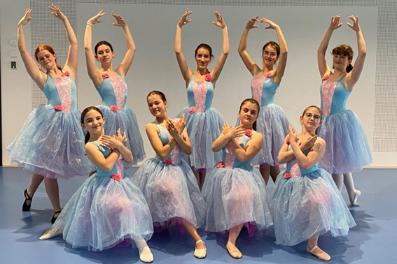 Fiebern ihrer Aufführung entgegen: Die jungen Tänzerinnen der Tanzoffensive Nettersheim. Bild: Privat
