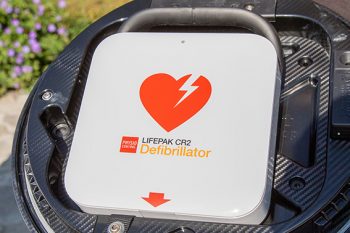 Ein AED kann im Notfall in etwa 80 Prozent der Fälle das Kammerflimmern des Herzens unterbrechen und die normale Herzfunktion wiederherstellen. Bild: Tameer Gunnar Eden/Eifeler Presse Agentur/epa