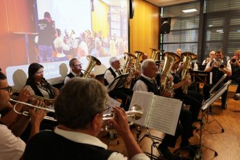 Der Musikverein Harmonie Weyer unter Leitung von Peter Züll sorgte für die passende Gala-Unterhaltungsmusik. Bild: Michael Thalken/Eifeler Presse Agentur/epa