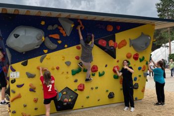 Begeistert nahmen die Schülerinnen und Schüler die neue Boulderwand auf dem Pausenhof der Schule Foto in Besitz. Bild: Rita Witt