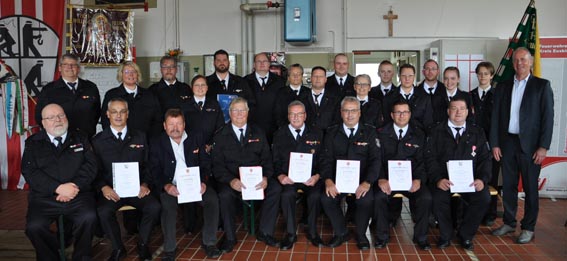 Beim Kommers anlässlich des 95-jährigens der Löschgruppe Wahlen wurden zahlreiche Mitglieder befördert oder für ihre langjährige Feuerwehr-Treue ausgezeichnet. Foto: Reiner Züll