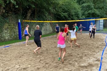 Das „Grüne Klassenzimmer“ bietet auch Möglichkeiten für sportliche Betätigungen. Auf dem neuen Beach-Volleyballfeld trainiert u. a. der Leistungskurs Sport. Bild: Rita Witt