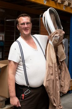 Der NE.W-Beschäftigte Pierre Steffens präsentiert seine Schutzkleidung, die er bei den Imkerarbeiten trägt. Bild: Tameer Gunnar Eden/Eifeler Presse Agentur/epa
