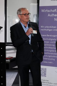 KSK-Vorstandsmitglied Holger Glück freute sich, bei einem innovativen Unternehmen zu Gast zu sein. Bild: Michael Thalken/Eifeler Presse Agentur/epa