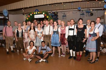 Der Musikverein Schmidtheim freut sich passend kostümiert auf seine Gäste. Bild: MV Schmidtheim