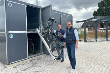 Testeten die neuen, abschließbaren Fahrradboxen am Zülpicher Busbahnhof in der Karolinger-straße: Bürgermeister Ulf Hürtgen (r.) und Jonah Kehren, ÖPNV-Beauftragter der Stadt Zülpich.
Foto: Torsten Beulen/Stadt Zülpich