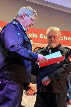 Hauptfeuerwehrmann Reiner Züll ist seit nunmehr 60 Jahren im Löschzug Kall aktiv: Gemeindewehrleiter Harald Heinen (links) übergibt ihm die Gold-Auszeichnung des Verbandes der Feuerwehren in Nordrhein-Westfalen. Foto: P. Züll