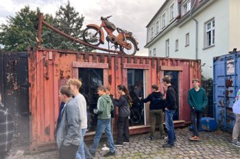 Das Moped-Museum in Brühl begeisterte die jungen Nachwuchsschrauber bereits vor dem Eingang. Foto: Dr. Stefanie Kump